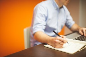 Como contratar um redator freelancer